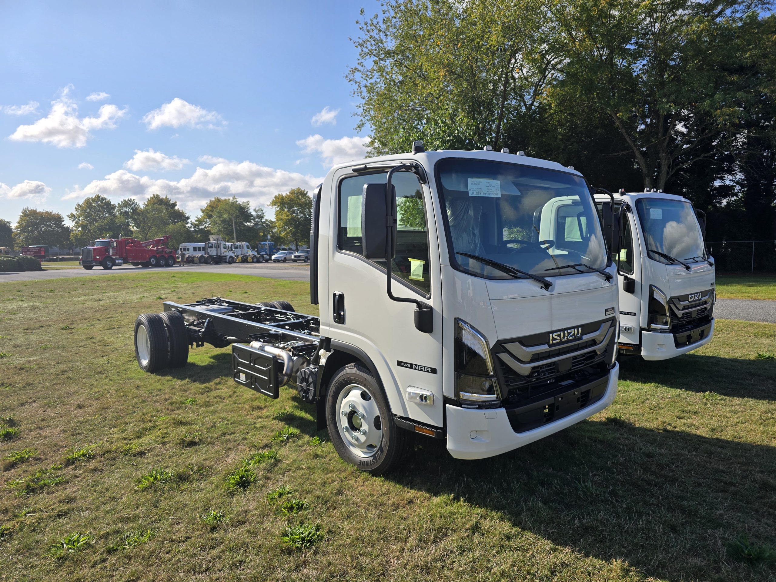 2025 ISUZU NRR P03084 - image 2 of 4