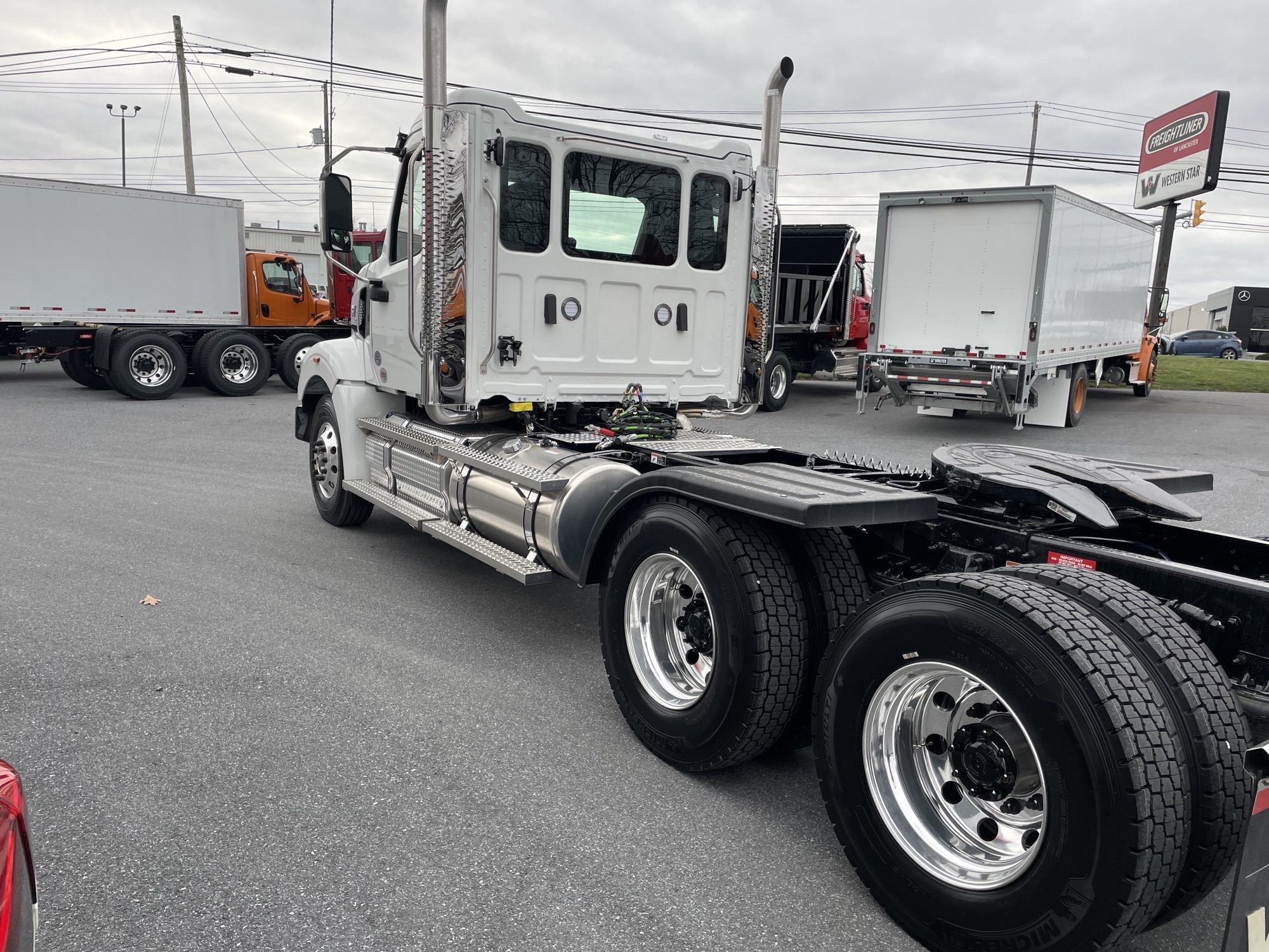 2025 WESTERN STAR 49X VY1749 - image 3 of 6