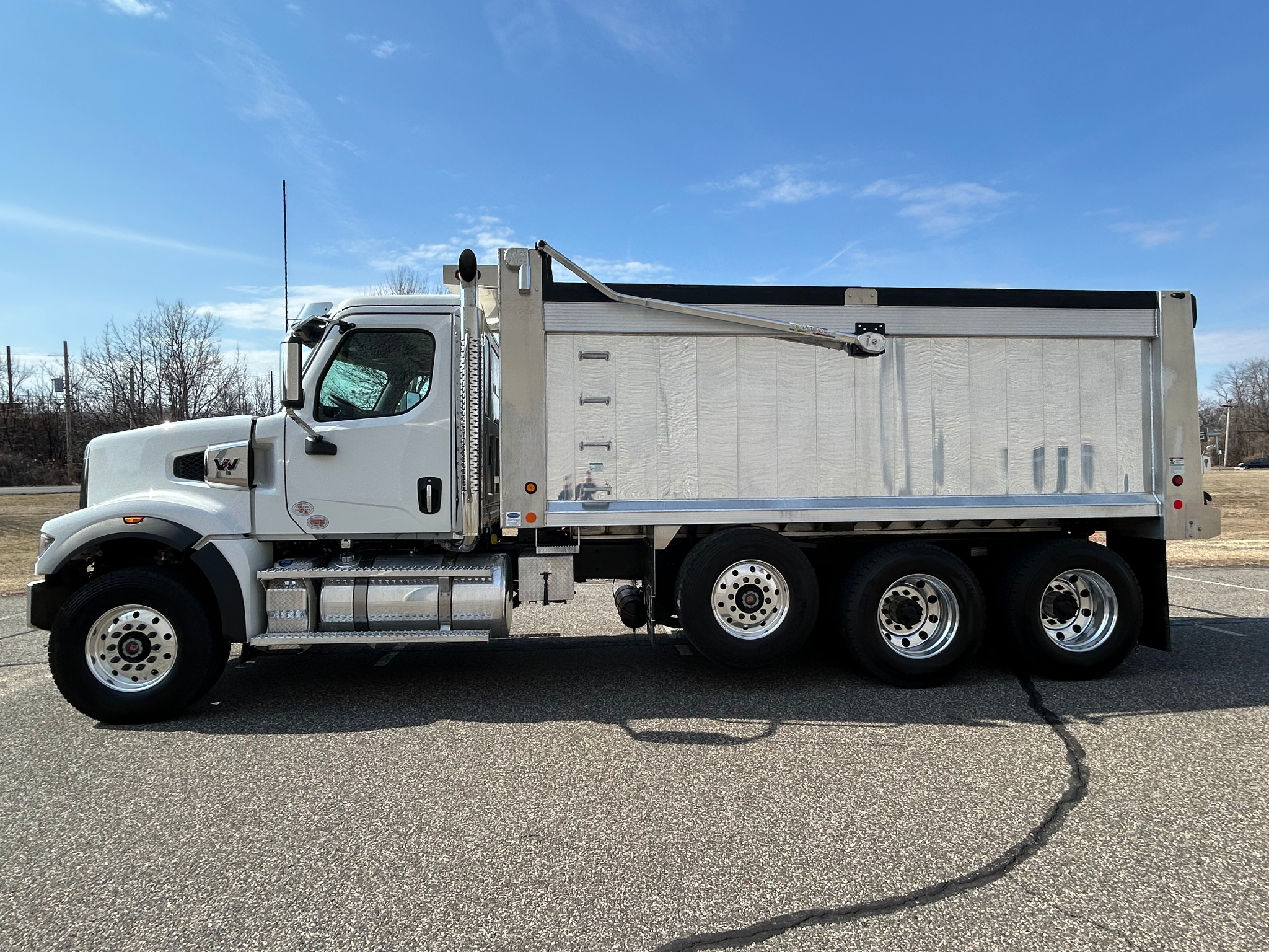2025 WESTERN STAR 49X VY1847 - image 2 of 5