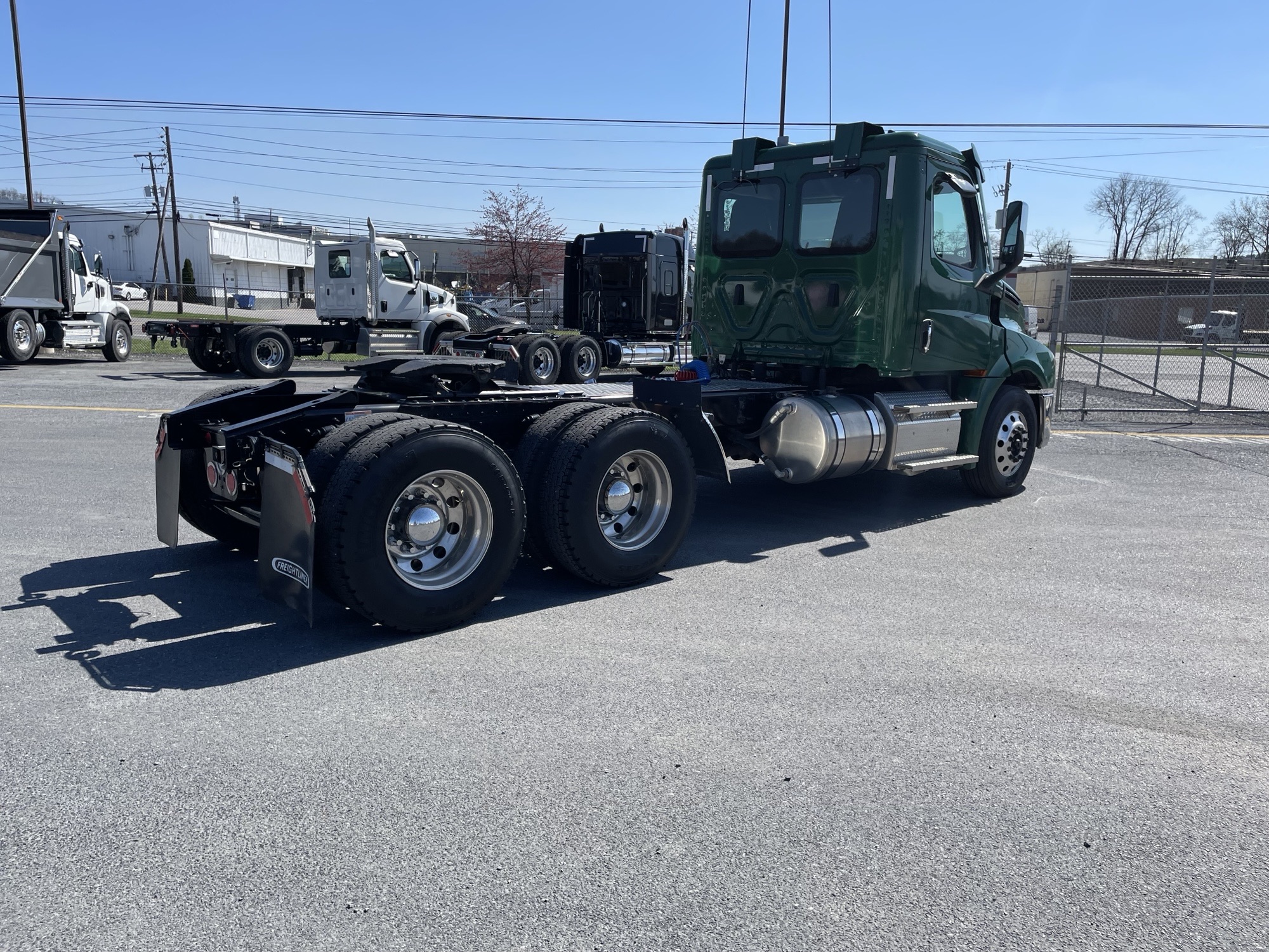2024 FREIGHTLINER CASCADIA 126 VG7701 w/ Wetline & Locking Rears - image 2 of 6