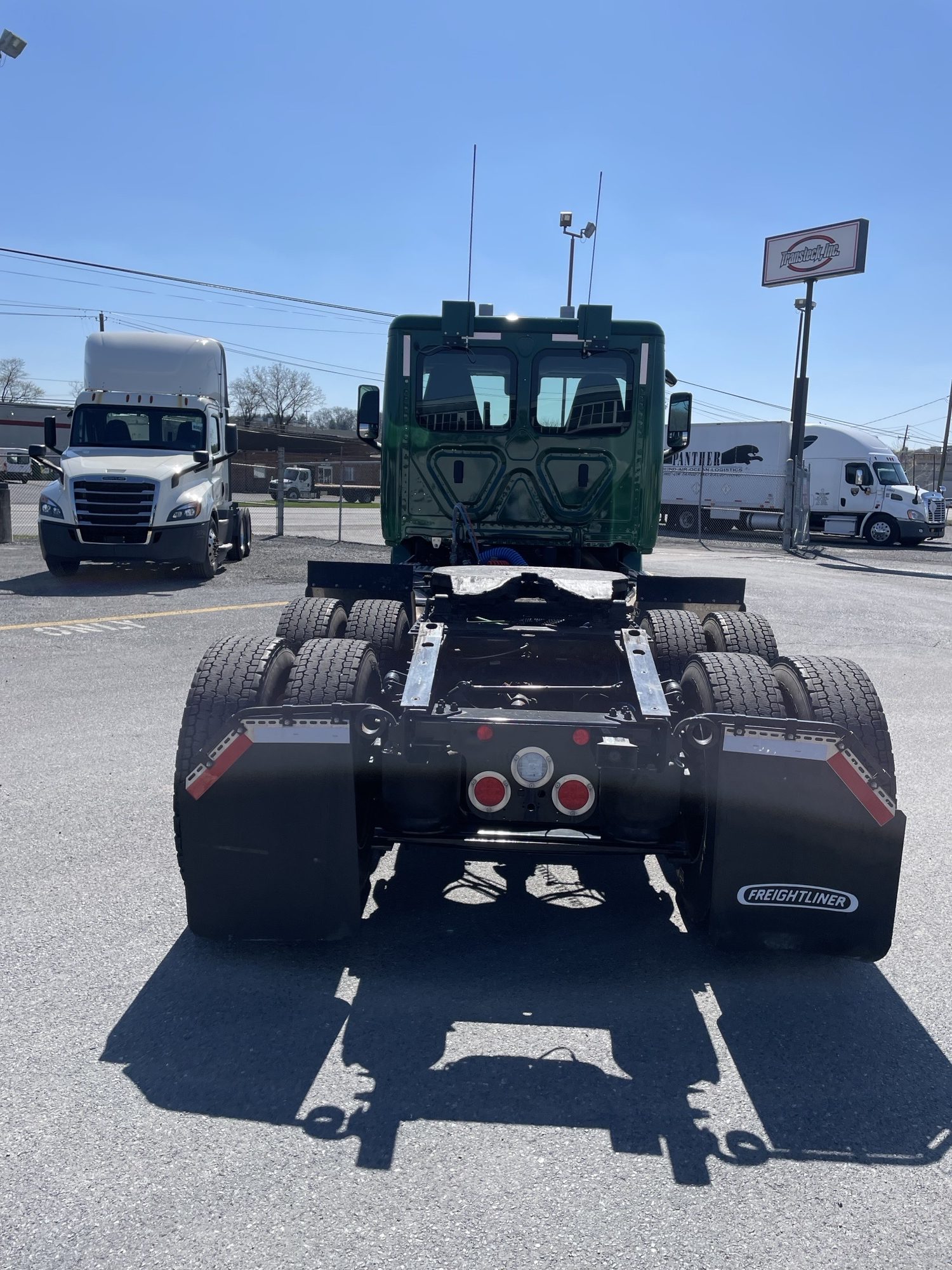 2024 FREIGHTLINER CASCADIA 126 VG7701 w/ Wetline & Locking Rears - image 3 of 6