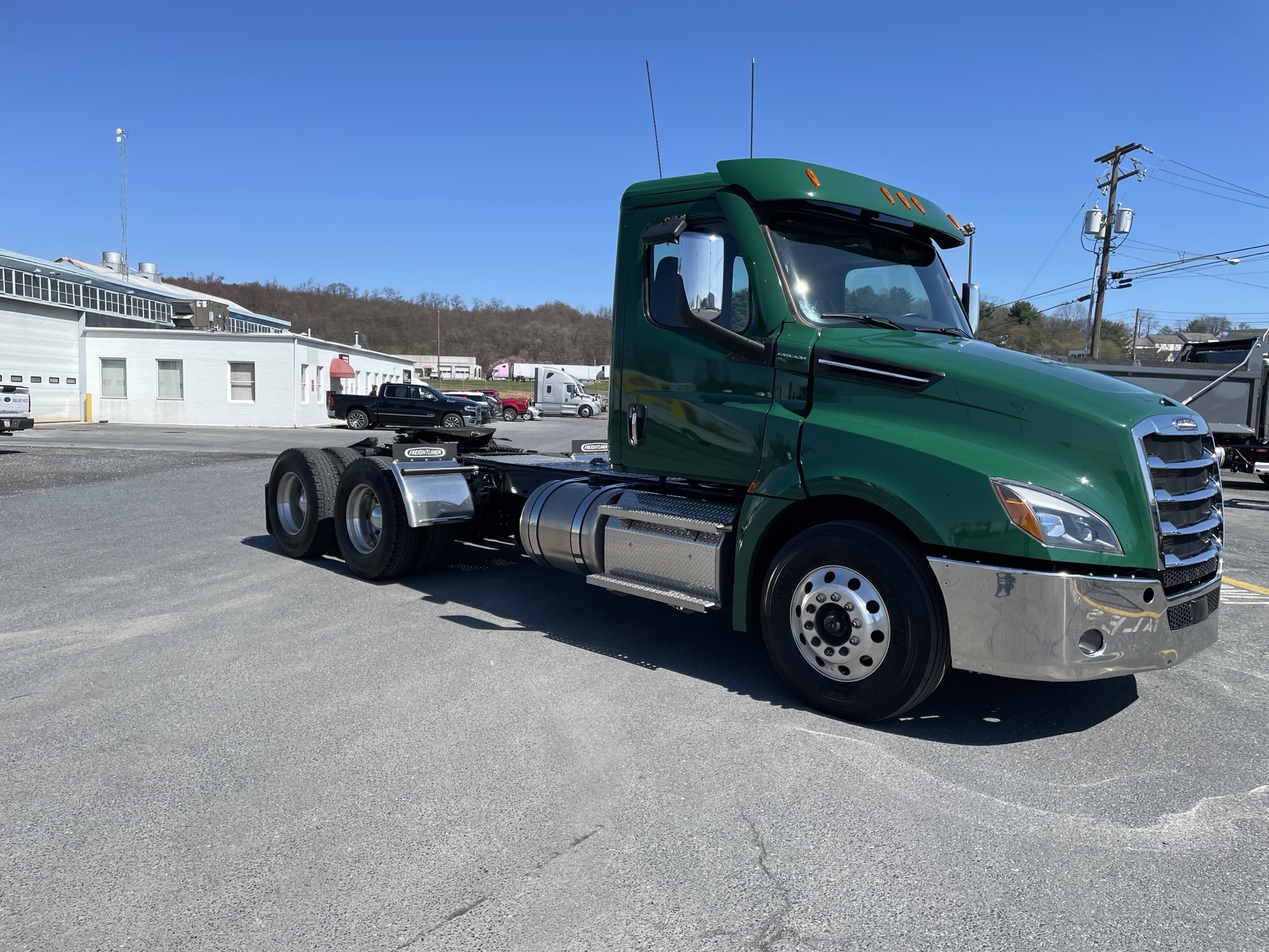 2024 FREIGHTLINER CASCADIA 126 VG7701 w/ Wetline & Locking Rears - image 1 of 6