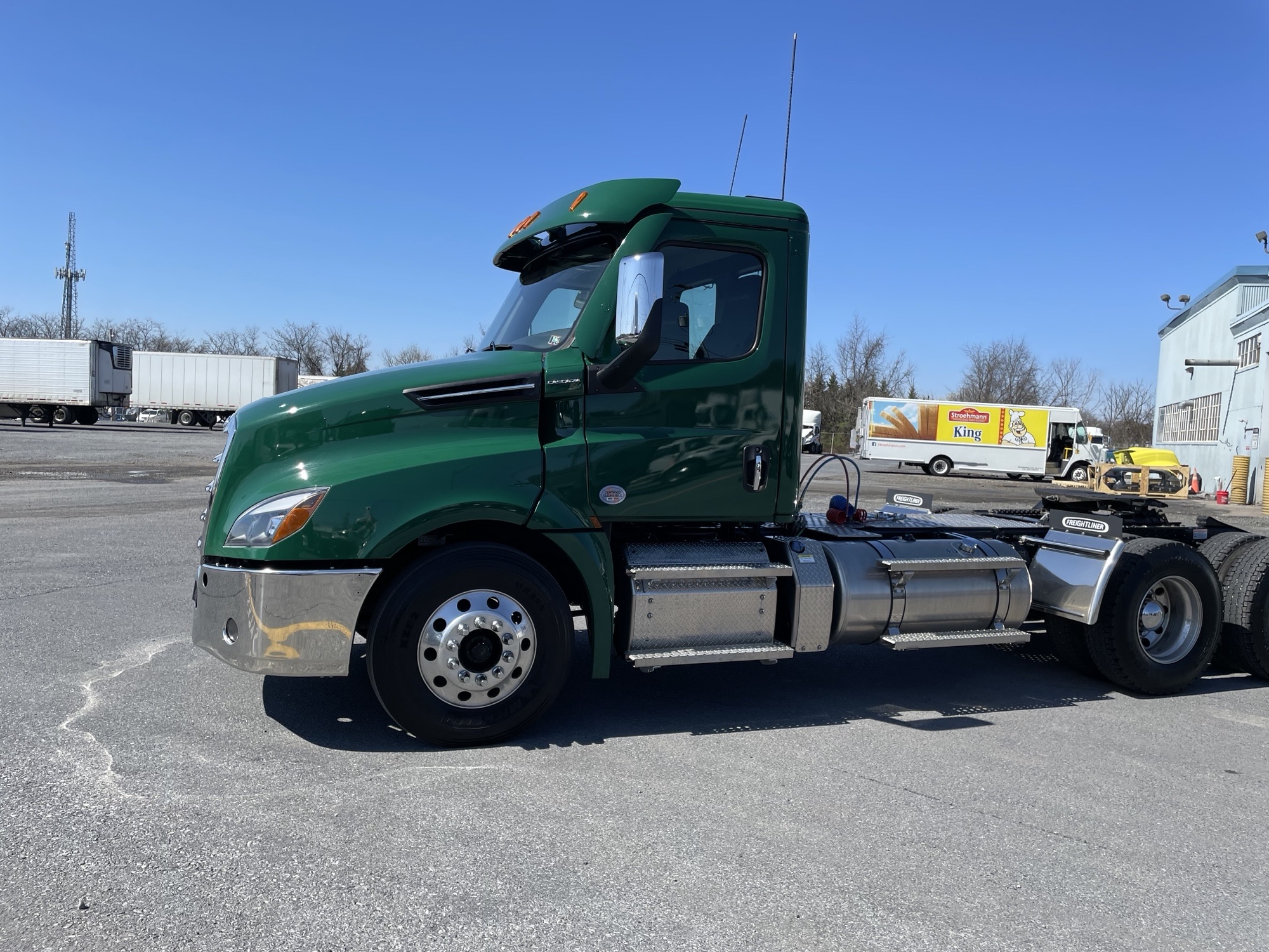 2024 FREIGHTLINER CASCADIA 126 VG7701 w/ Wetline & Locking Rears - image 4 of 6