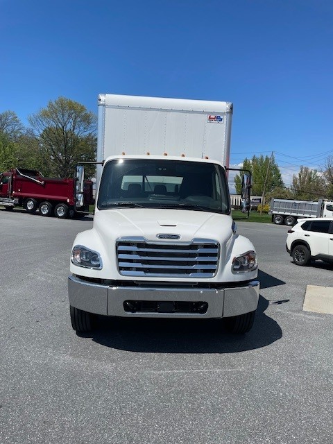 FREIGHTLINER M2 106+ 26' BOX TRUCK WR3875 FREIGHTLINER M2 106+ 26' BOX TRUCK WR3875 - image 3 of 6