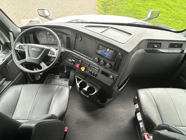 2026 FREIGHTLINER CASCADIA 126 WP4451 - image 5 of 6