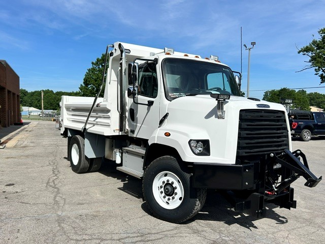 FREIGHTLINER 108SD Township Dump Truck w/Plow and Spreader WD4212 FREIGHTLINER 108SD Township Dump Truck w/Plow and Spreader WD4212 - image 3 of 6
