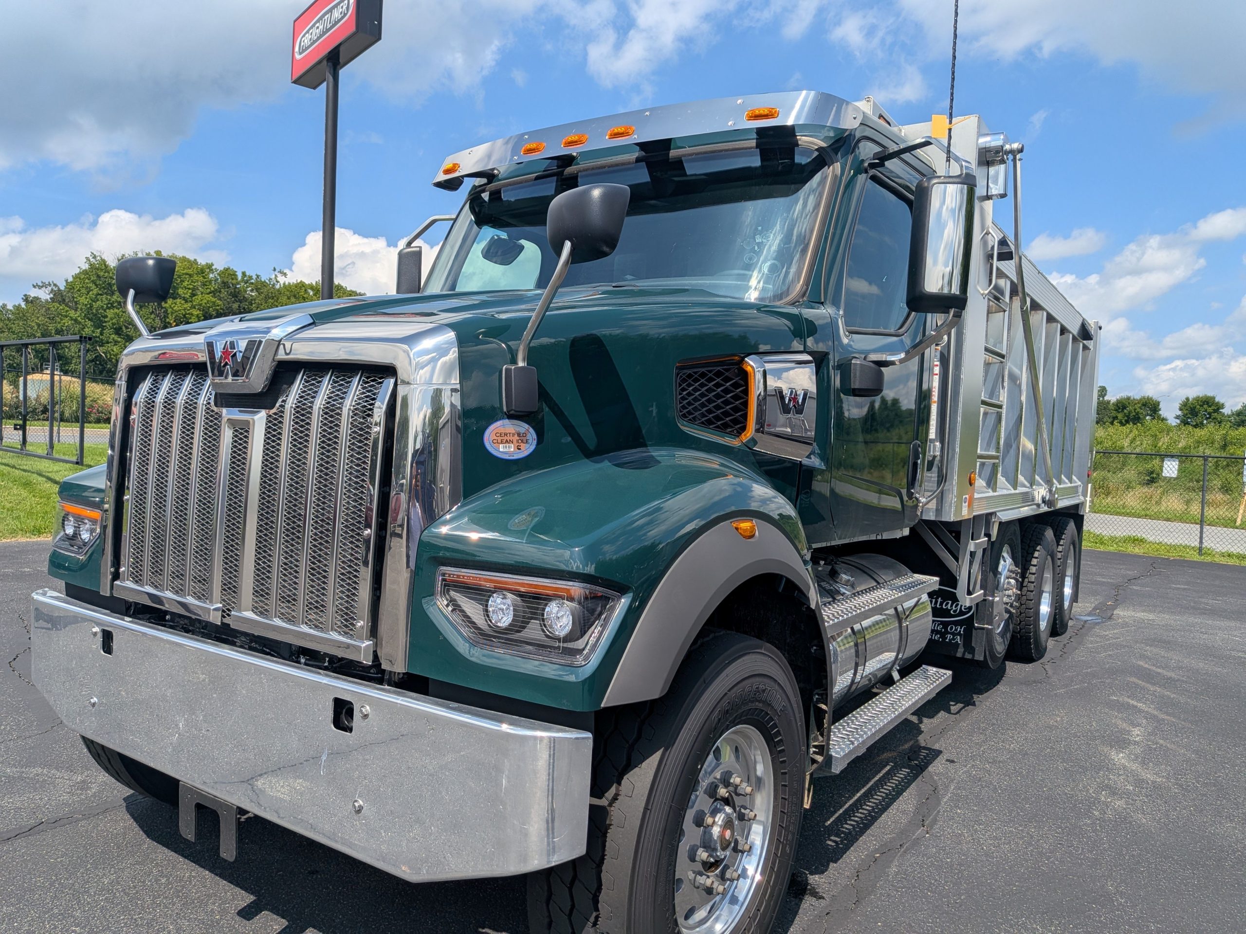 NEW LIGHTWEIGHT ALUMINUM TRI-AXLE DUMP TRUCK - 2026 WESTERN STAR 49X CUMMINS X12 500HP W/ HERITAGE BODY WG3328 NEW LIGHTWEIGHT ALUMINUM TRI-AXLE DUMP TRUCK - 2026 WESTERN STAR 49X CUMMINS X12 500HP W/ HERITAGE BODY WG3328 - image 2 of 6