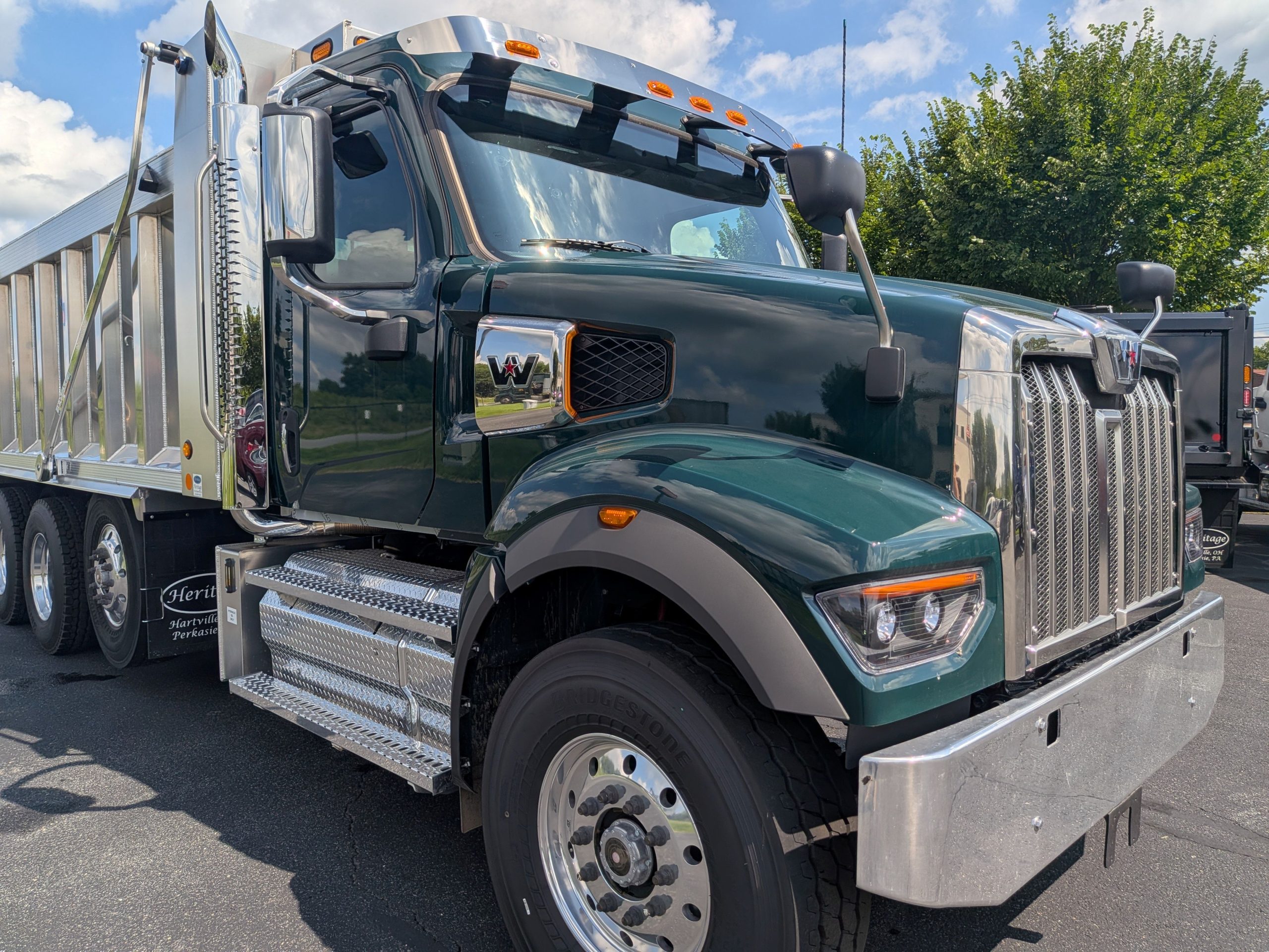 NEW LIGHTWEIGHT ALUMINUM TRI-AXLE DUMP TRUCK - 2026 WESTERN STAR 49X CUMMINS X12 500HP W/ HERITAGE BODY WG3328 NEW LIGHTWEIGHT ALUMINUM TRI-AXLE DUMP TRUCK - 2026 WESTERN STAR 49X CUMMINS X12 500HP W/ HERITAGE BODY WG3328 - image 1 of 6
